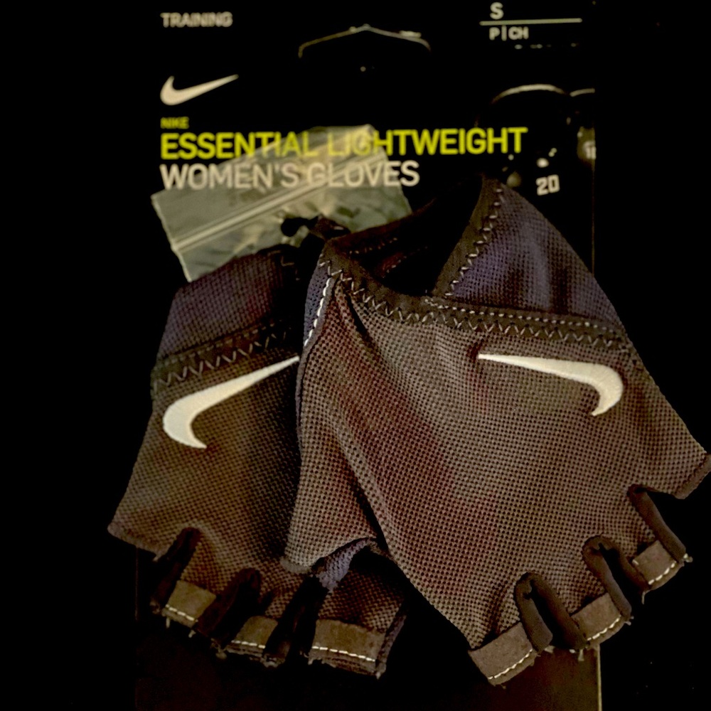 Nike Essential Lightweight women’s gloves